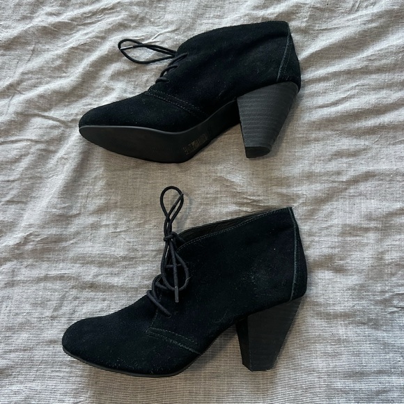 3/$10 🏷️ Faux suede lace up booties - Picture 7 of 9